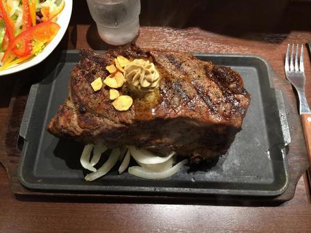 1.1kgの塊肉、巨大サーロインステーキ 1.1kgの塊肉、巨大サーロインステーキ サーロイン,ステーキ,1.1kgの写真素材