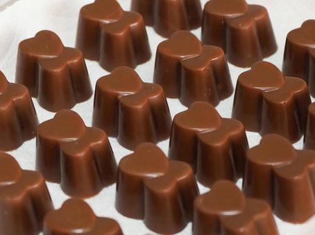 ハート型チョコレートの整列 ハート型チョコレートの整列 チョコレート,ハート型,スイーツの写真素材