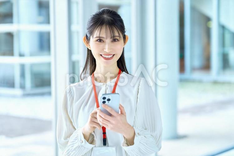 スマホを使う女性　ビジネス　女性社員 スマホ,スマートフォン,女性の写真素材