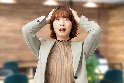 頭を抱えて困る女性・ビジネスウーマン 女性,困る,悩むの写真素材