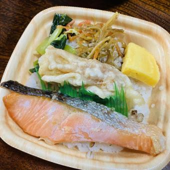 弁当〜鮭、ちくわ、磯辺揚げ 弁当〜鮭、ちくわ、磯辺揚げ 鮭弁当,ちくわ,磯辺揚げの写真素材