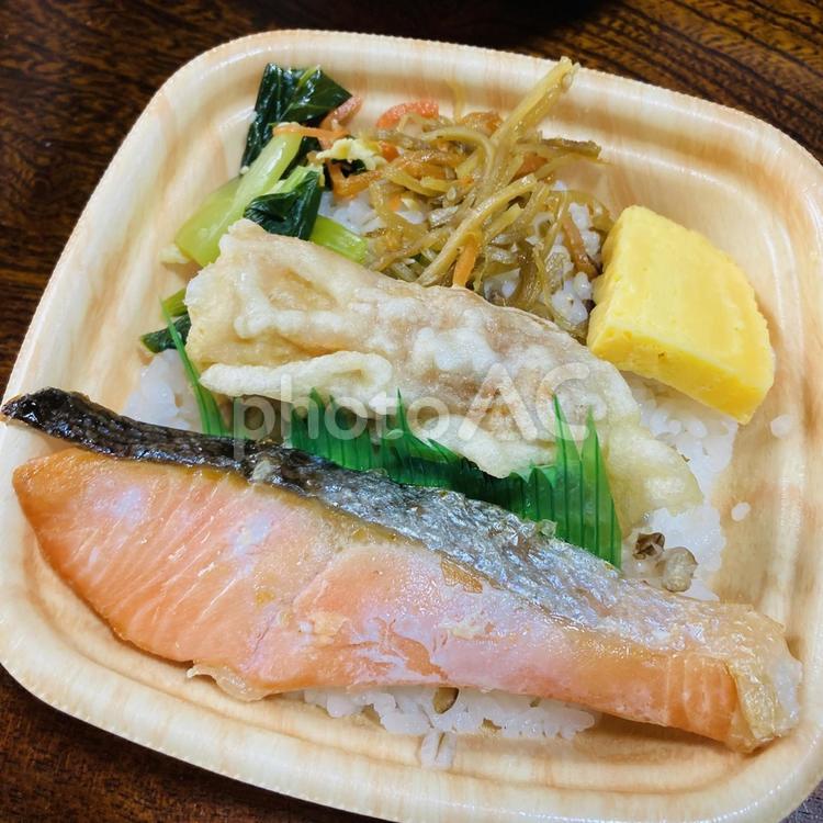 弁当〜鮭、ちくわ、磯辺揚げ 鮭弁当,ちくわ,磯辺揚げの写真素材