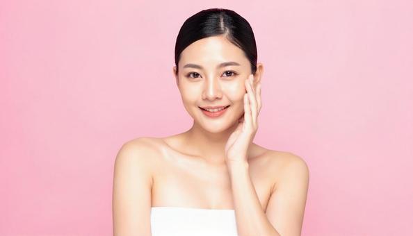 美容イメージの女性 ピンク背景 美容イメージの女性 ピンク背景の写真
