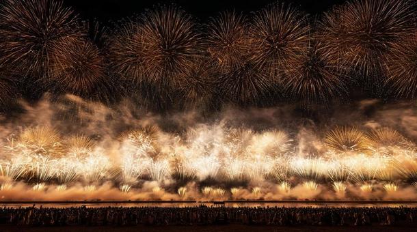 壮大な花火が夜空を埋め尽くす光景・夜景の写真