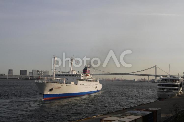 おがさわら丸とレインボーブリッジ おがさわら丸とレインボーブリッジ 船,船舶,汽船の写真素材