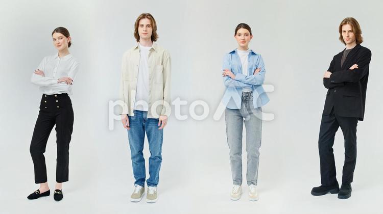 腕組みをして立っている男女 男女,腕組み,ポーズの写真素材
