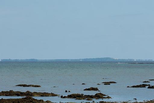 沖合の島影 海,空,島の写真素材