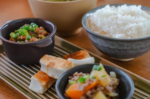 納豆と肉じゃがのごはんの朝食 納豆と肉じゃがのごはんの朝食 朝食,和食,納豆の写真素材