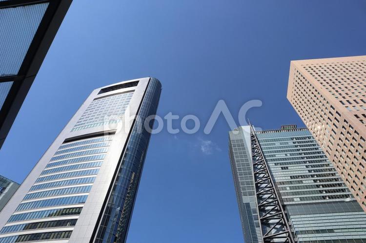 青空と高層ビルを見上げた都会の街並み 青空,高層ビル,見上げたの写真素材