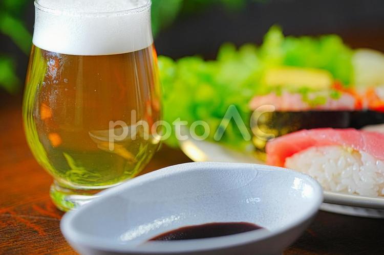 ビールと握りずし 食事,食卓,ビールの写真素材