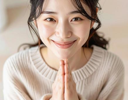手を合わせる女性 手を合わせる女性の写真