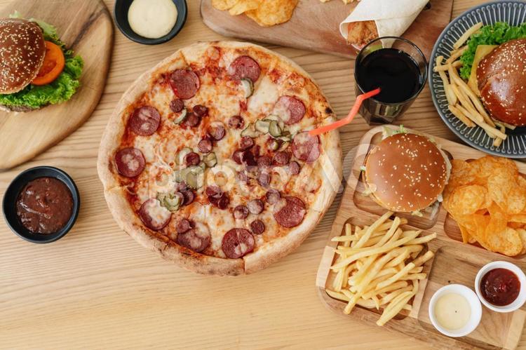 真上から見たピザやハンバーガーなどの食べもの ピザ,イタリアン,ハンバーガーの写真素材