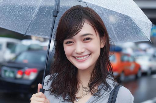 傘をさす笑顔の女性 傘をさす笑顔の女性の写真
