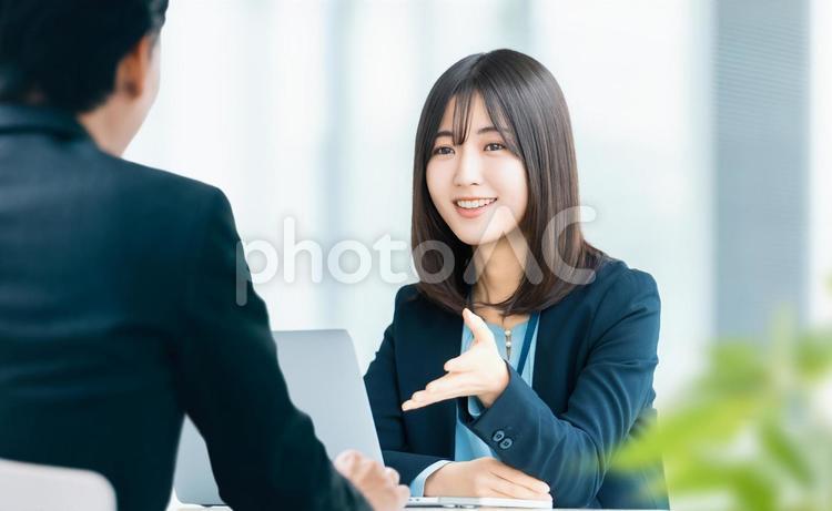 打ち合わせをする男女2人のビジネスマン 男性,女性,男女の写真素材