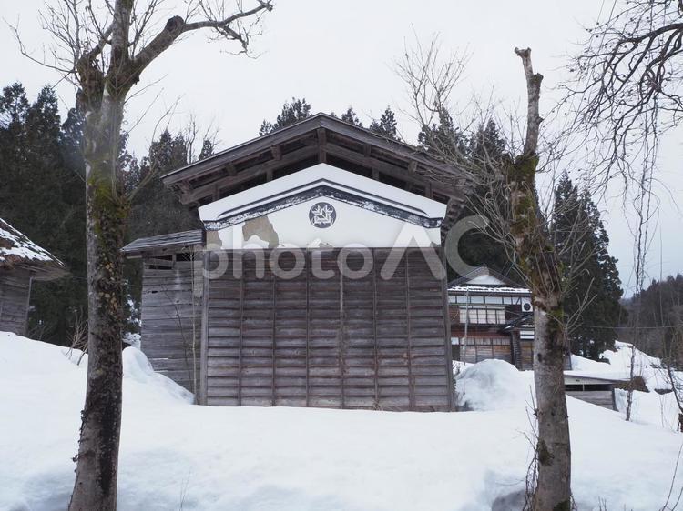 萩ノ島環状集落で見つけた蔵　新潟県 萩ノ島環状集落の風景,新潟県柏崎市,ノスタルジックの写真素材