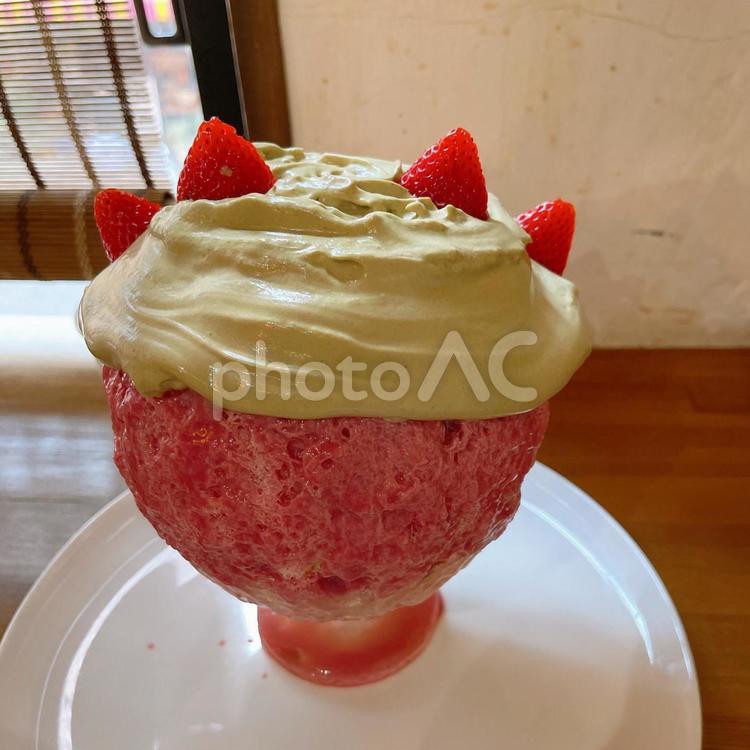 イチゴとピスタチオのかき氷 クリーム,イチゴ,生クリームの写真素材