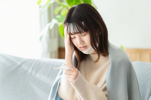 熱を測る体調不良の女性 女性,風邪,熱の写真素材
