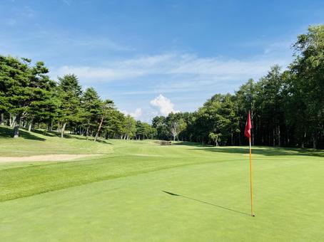 赤いピンが立つゴルフグリーンの風景 赤いピンが立つゴルフグリーンの風景 ゴルフ場,ゴルフコース,グリーンの写真素材