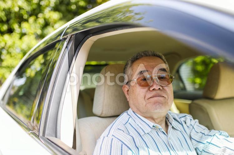 高齢者男性と車の運転 高齢者,男性,日本人の写真素材