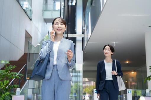 オフィスに通勤をするビジネスウーマン 通勤,ビジネスウーマン,女性の写真素材