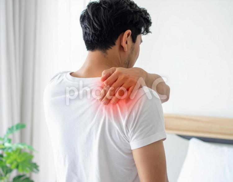 肩に痛みを感じる男性 肩,男性,健康の写真素材