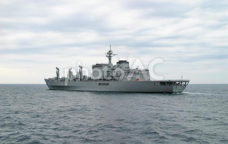 航行する海上自衛隊の補給艦ましゅう 海上自衛隊,自衛隊,ミリタリーの写真素材
