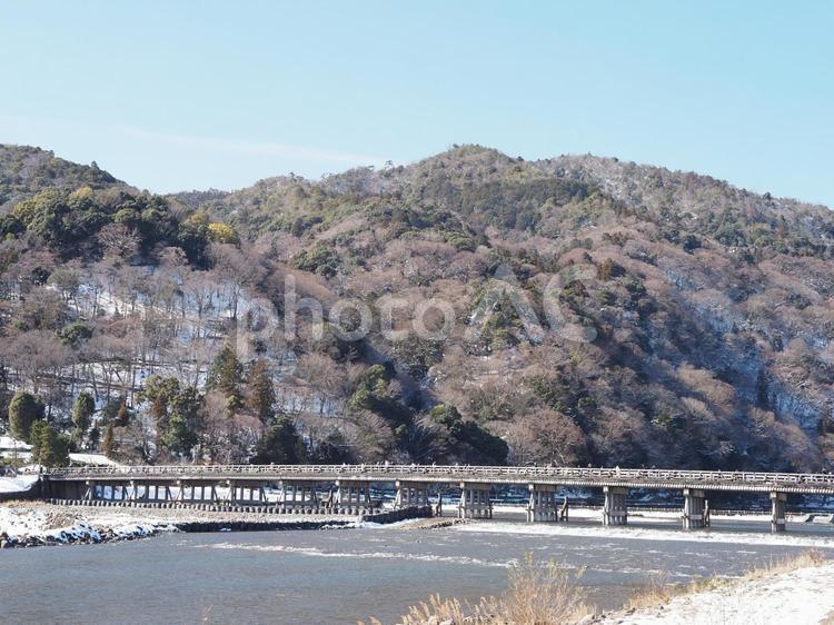 雪の後の渡月橋（下から） 冬,寒い,枯れ木の写真素材