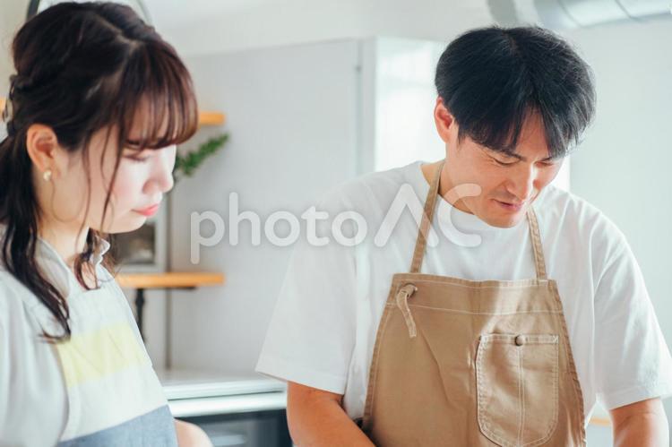 一緒に料理を作る男女（笑顔・夫婦） 料理,キッチン,家事の写真素材