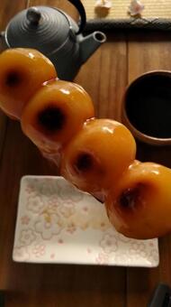 団子とお茶のある和風の食卓 団子,みたらし団子,和菓子の写真素材