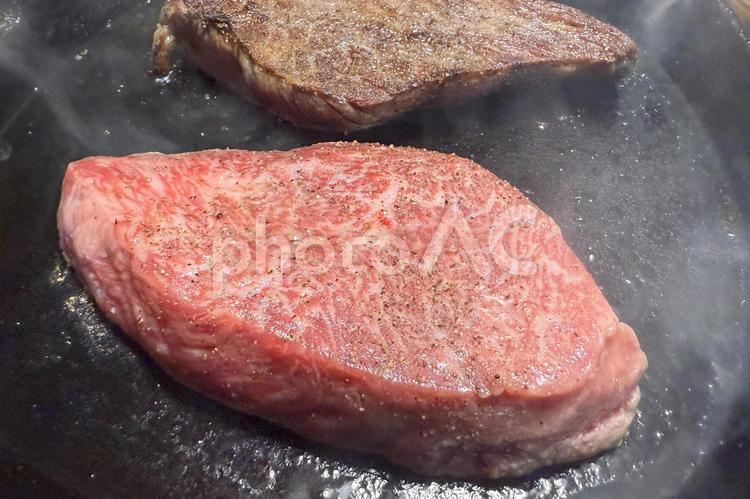 ビーフステーキ・松阪牛カイノミを焼く ビーフステーキ,牛肉,カイノミの写真素材