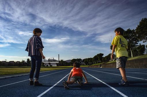 <Material> Parents and children running sprints together at dusk, JPG