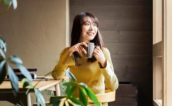 デスクワークをする笑顔の女性 デスクワークをする笑顔の女性 女性,笑顔,微笑むの写真素材