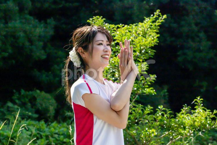 ヨガポーズをする笑顔の女性 女性,笑顔,笑みの写真素材