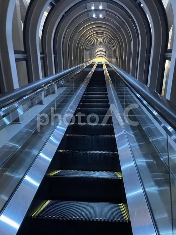 永遠に続くエスカレーター エスカレーター,ビル,風景の写真素材