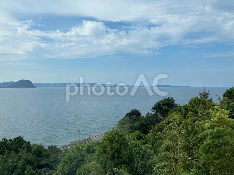 車窓から山と海を望む 海,風景,自然の写真素材