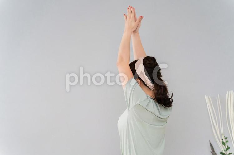 ヨガをする日本人女性（三日月のポーズ） ヨガ,女性,ストレッチの写真素材
