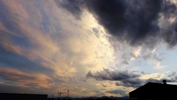 雨雲と夕焼けが交じる夏の空 雨雲と夕焼けが交じる夏の空 夕暮れ,夕焼け,黄昏の写真素材