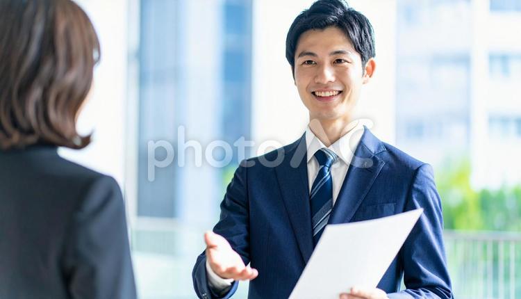 商談風景　顧客に提案をするビジネスマン ビジネスマン,男性,セールスの写真素材