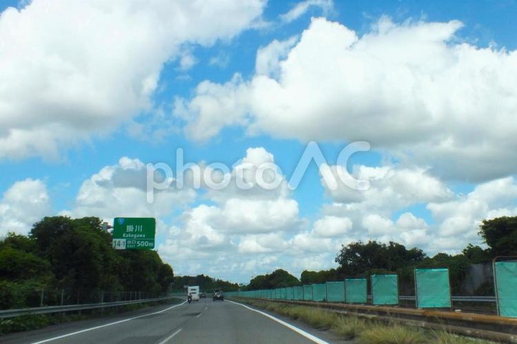 雲が空を覆いそうな天気　ドライブは続く 高速道路,スピード,車の写真素材