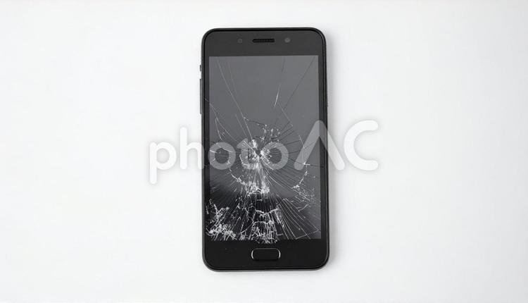 画面が割れたスマートフォン スマートフォン,スマホ,ヒビの写真素材