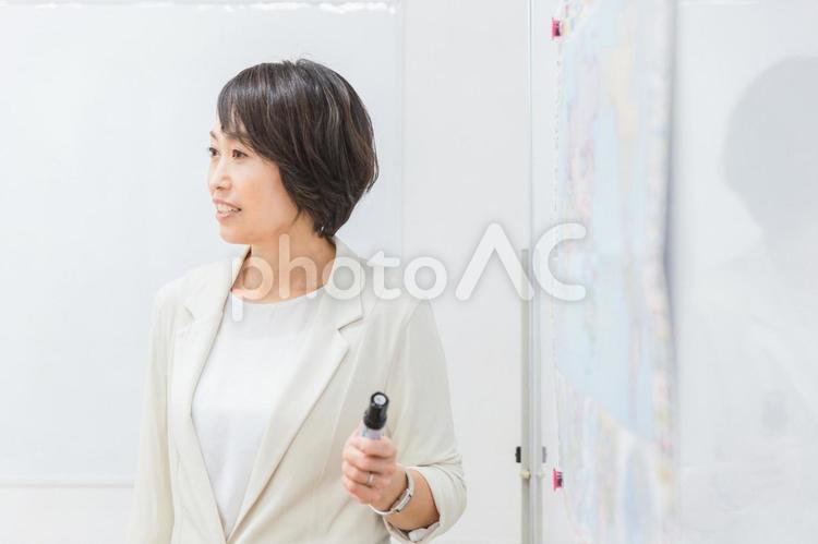 会議室・オフィスで講義をする先生・講師 先生,教師,講師の写真素材