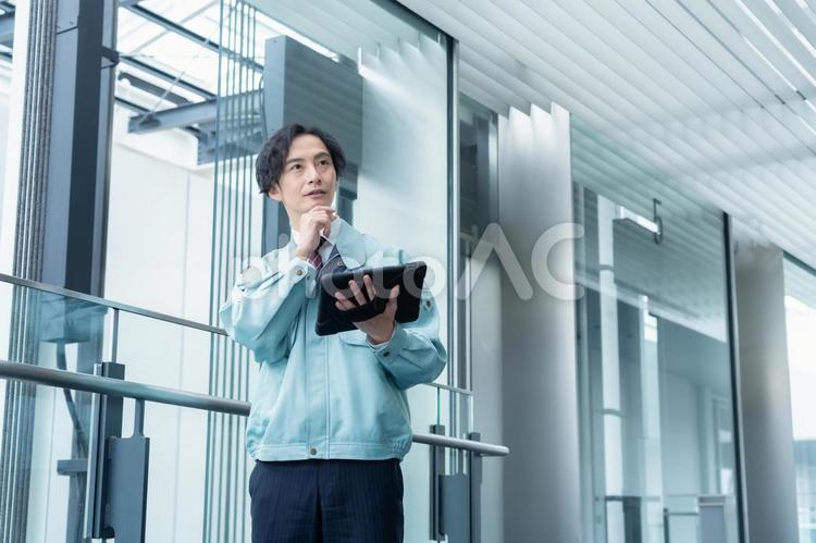 ビルメンテナンスする男性のエンジニア エンジニア,ビルメンテナンス,男性の写真素材
