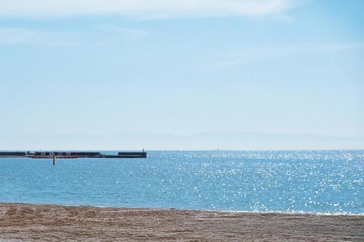 青い海と砂浜の水平線風景 青い海と砂浜の水平線風景の写真