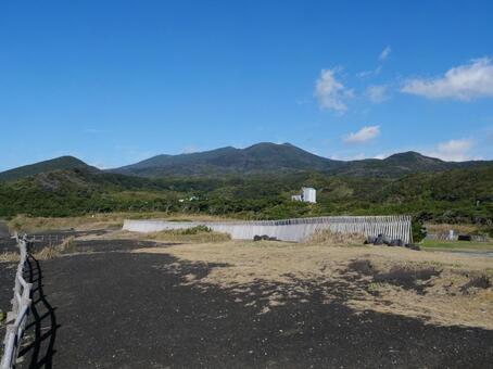 トウシキから望む三原山 三原山,トウシキ遊泳場,伊豆大島の写真素材