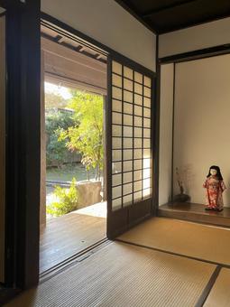 日本人形が飾られた和室から見える庭 日本人形が飾られた和室から見える庭 和室,和風,日本の写真素材