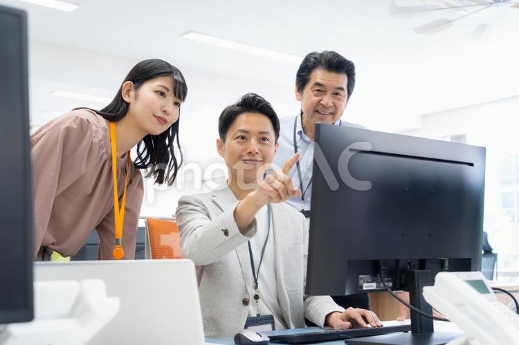 オフィスで働く男女のエンジニア 会議,ビジネス,エンジニアの写真素材