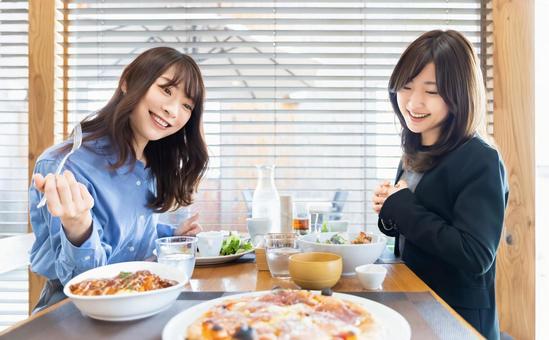 カフェでランチを食べる2人の女性 カフェでランチを食べる2人の女性 女性,ランチ,食事の写真素材