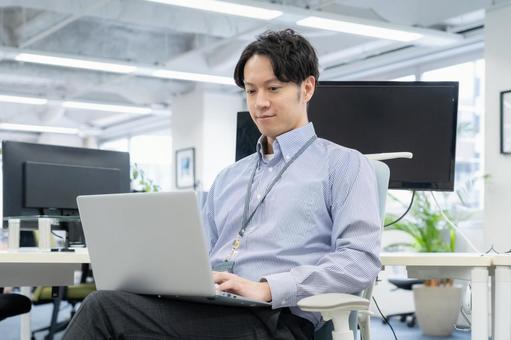 オフィスカジュアルの若い男性エンジニア ビジネス,オフィス,エンジニアの写真素材