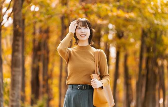 紅葉の街路樹と女性・ビジネスウーマン 紅葉の街路樹と女性・ビジネスウーマン 女性,秋,紅葉の写真素材