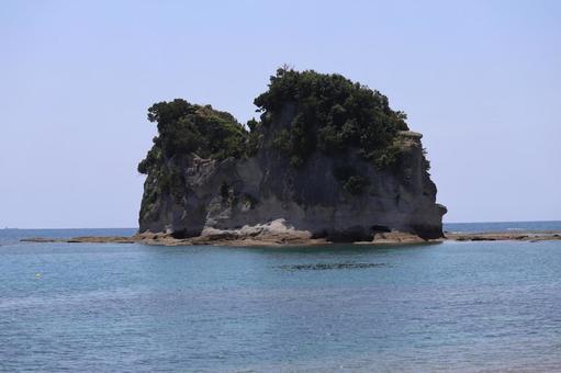 不思議な形の岩と青い海の風景 不思議な形の岩と青い海の風景の写真
